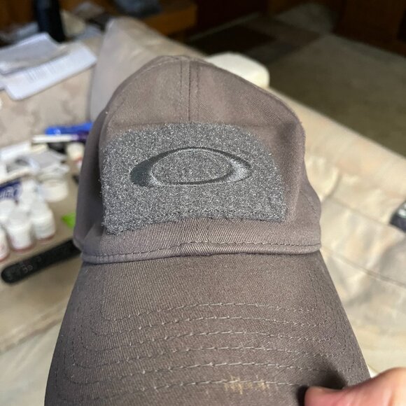 Two Oakley SI Fitted Baseball Caps - Picture 2 of 6